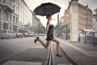 Обои City Girl With Black Umbrella для телефона и на рабочий стол